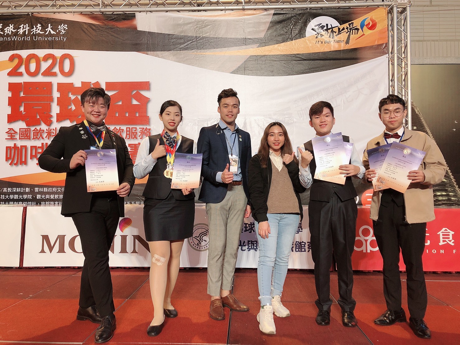 恭賀!餐旅系王樺勍老師帶領調酒選手參加2020環球盃全國飲料調酒暨餐飲服務咖啡拉花大賽-傳統調酒組潘冠勳同學榮獲銅牌，陳安義同學榮獲佳作，餐旅系全體師生同賀!